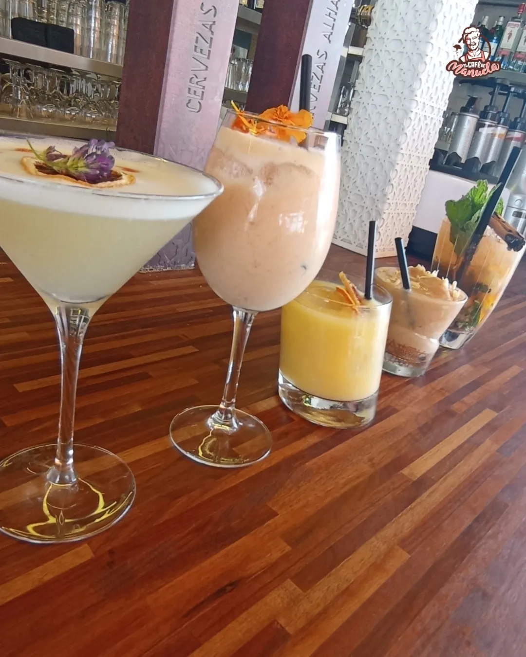 Bebidas variadas servidas en la terraza