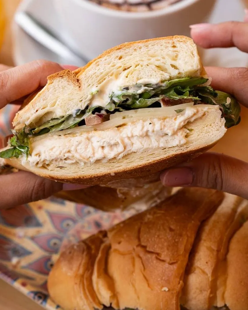 Dos bocadillos servidos en tabla