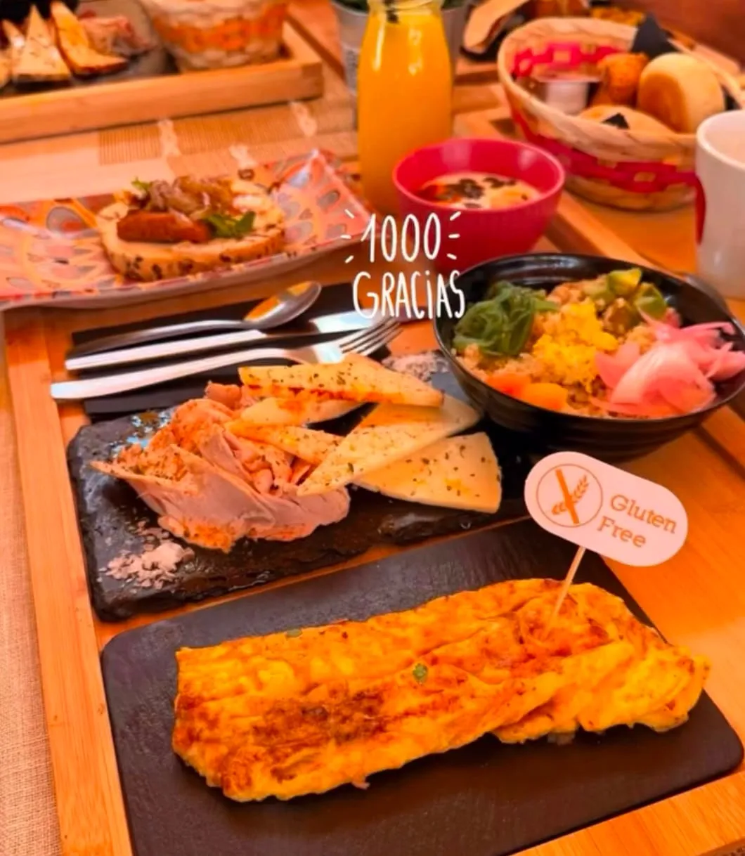 Brunch sin gluten: tabla de fiambre y quesos, bol de quinoa y tortilla, con su banderín de sin gluten
