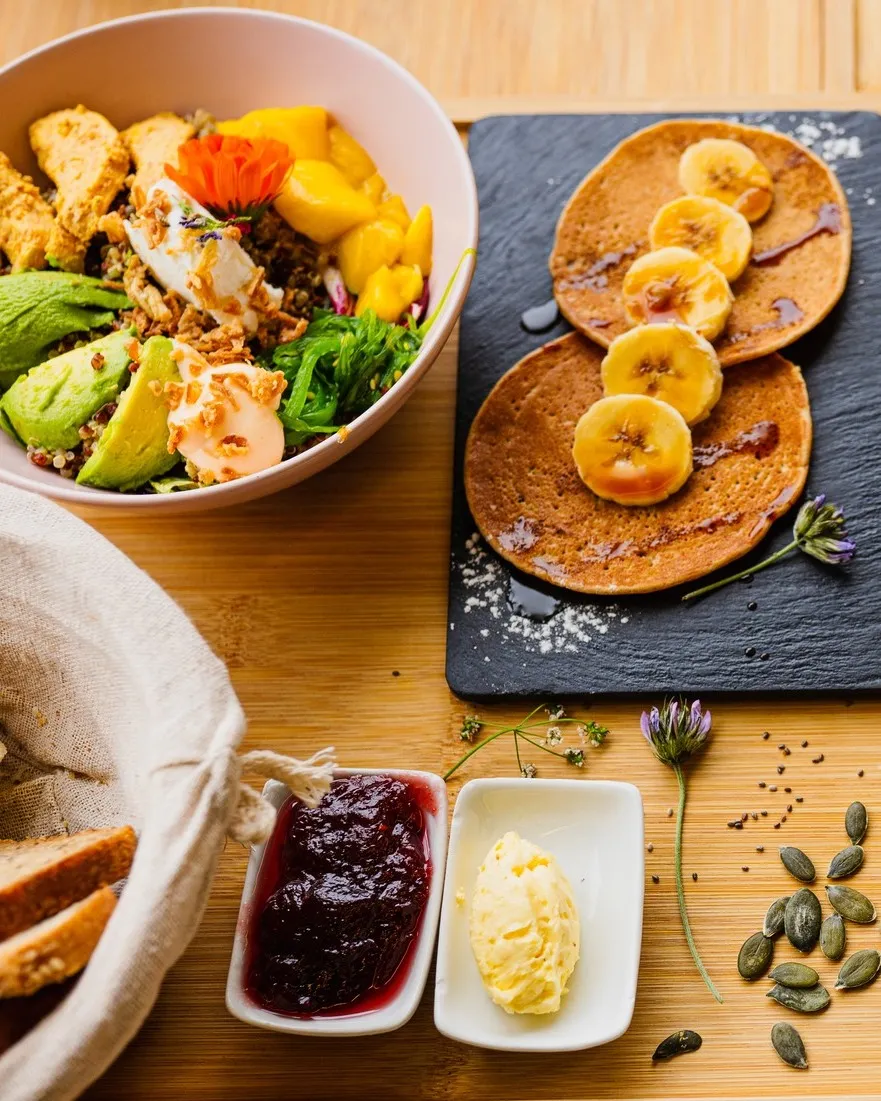 Desayuno completo servido en tabla de madera