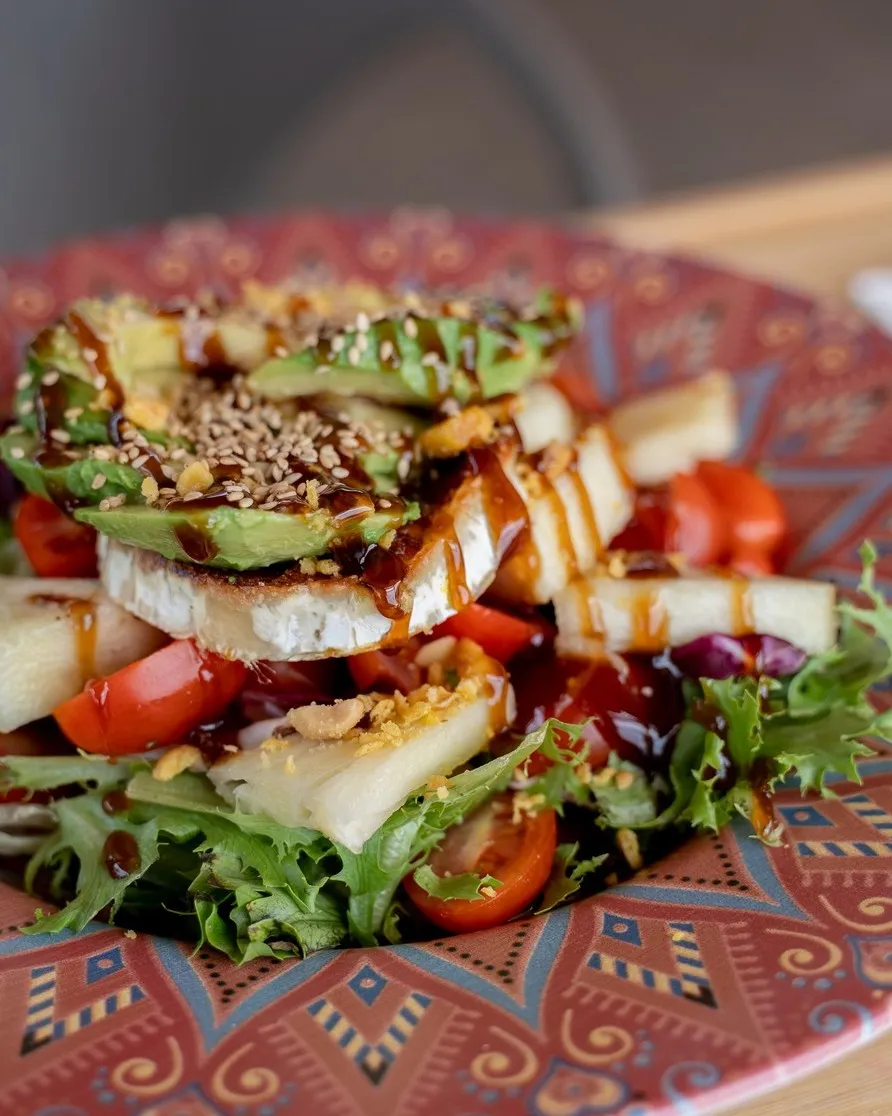 Ensalada caprese con mozzarella fresca y albahaca