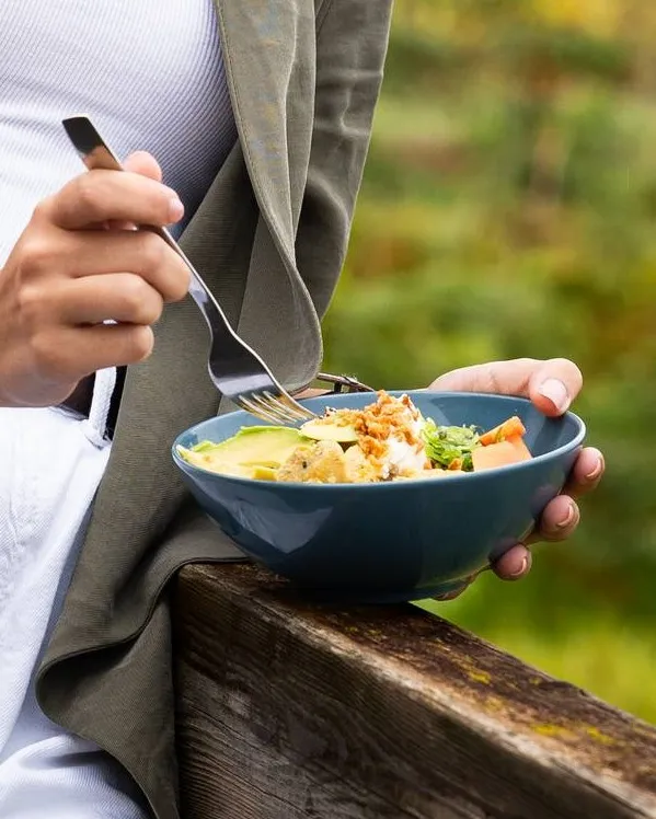 Ensalada Manuela con fruta de temporada y queso de cabra