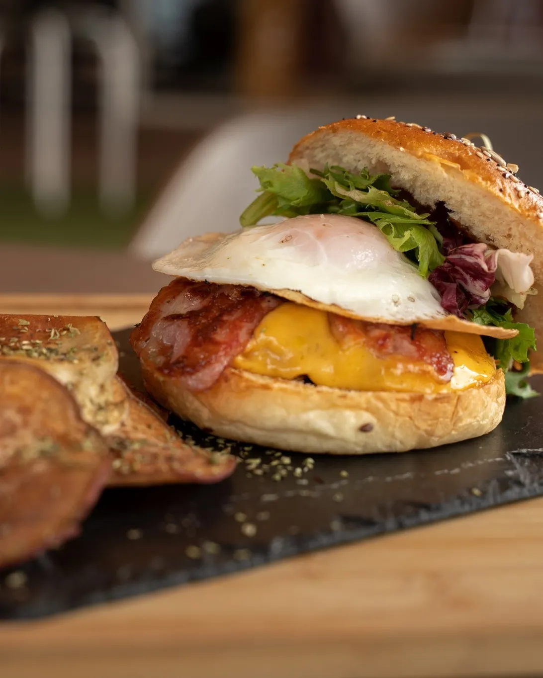 Hamburguesa abierta mostrando el interior