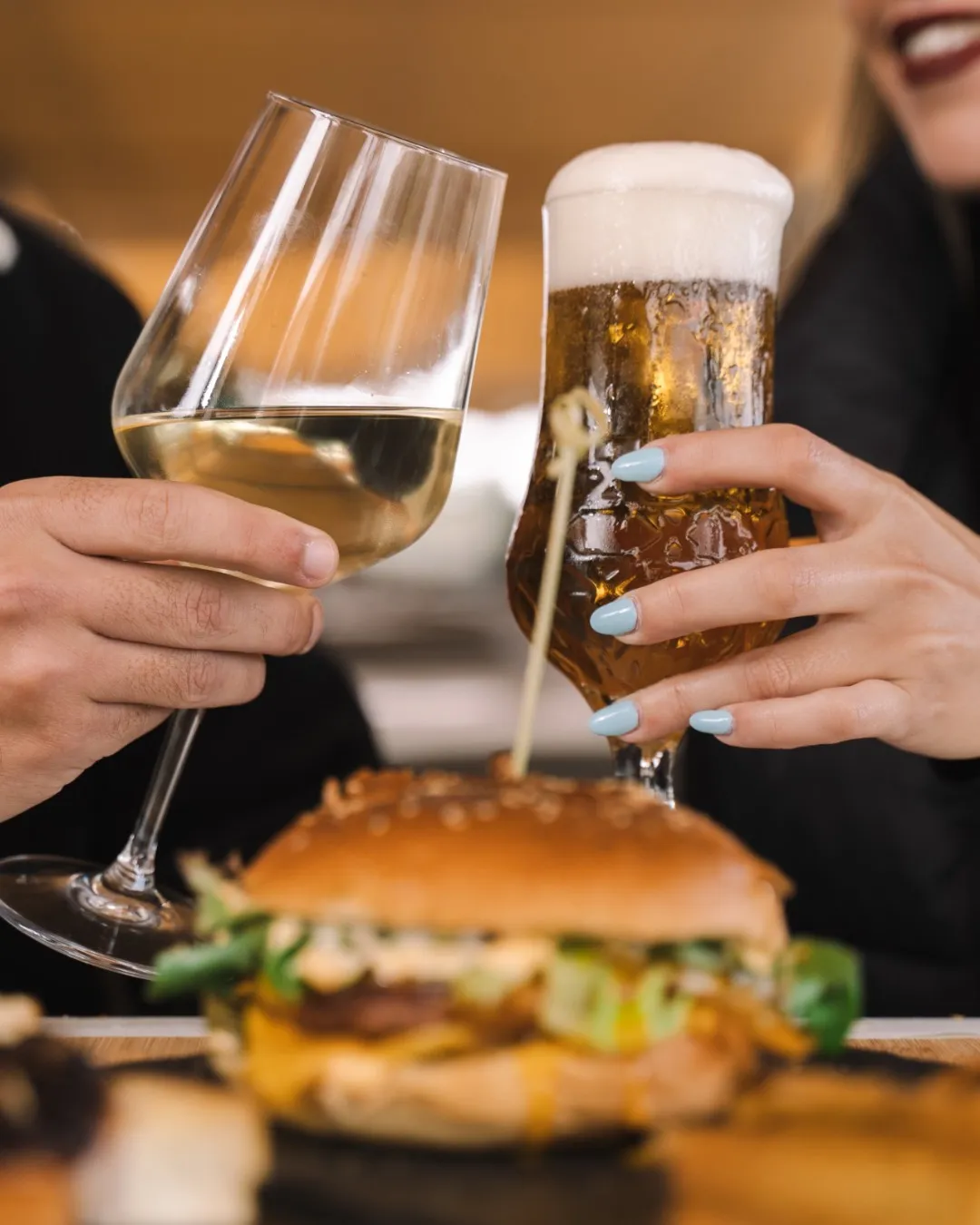 Hamburguesa acompañada de una cerveza fría