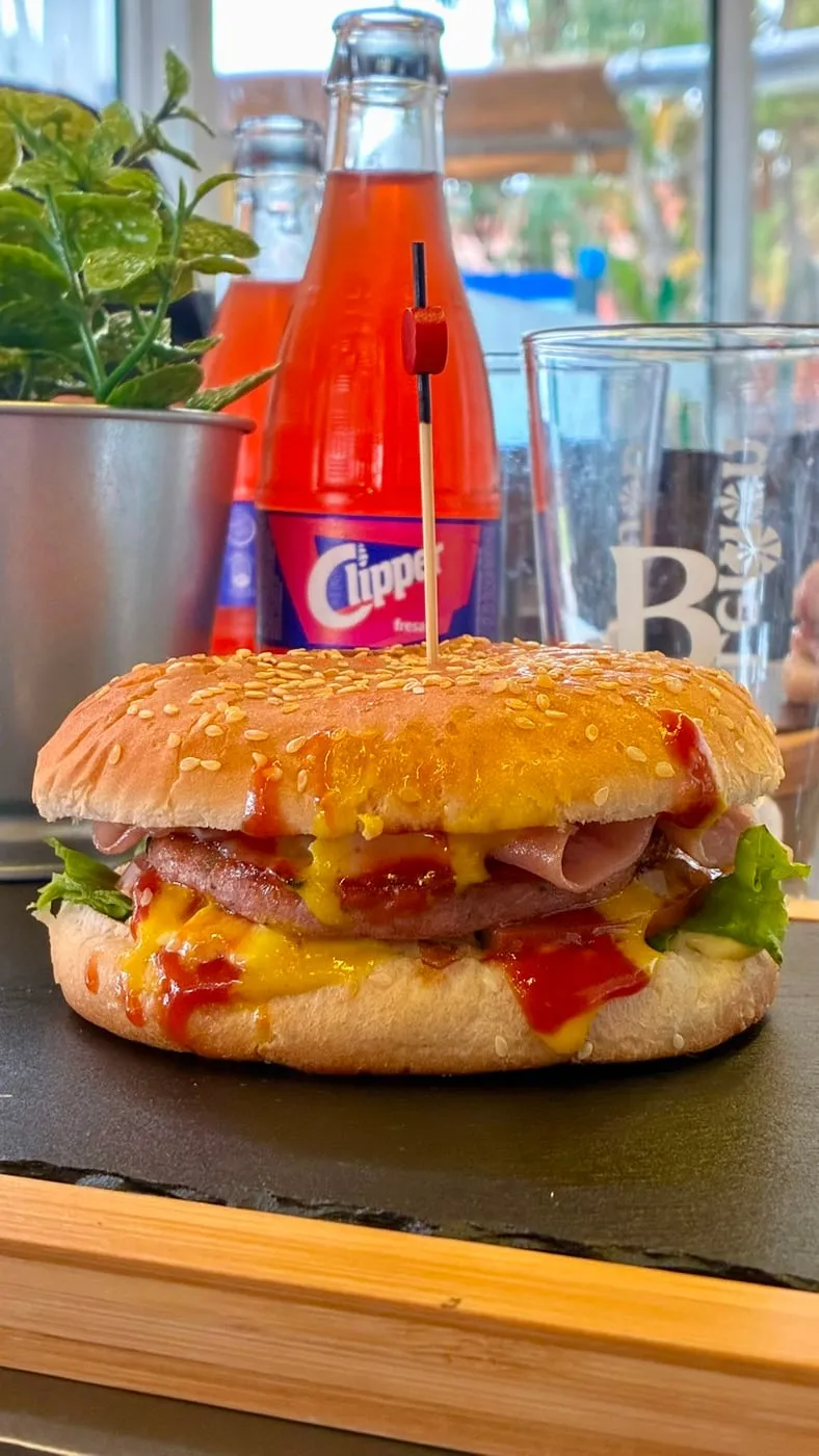 Hamburguesa de la infancia, con un Clipper de fresa al lado