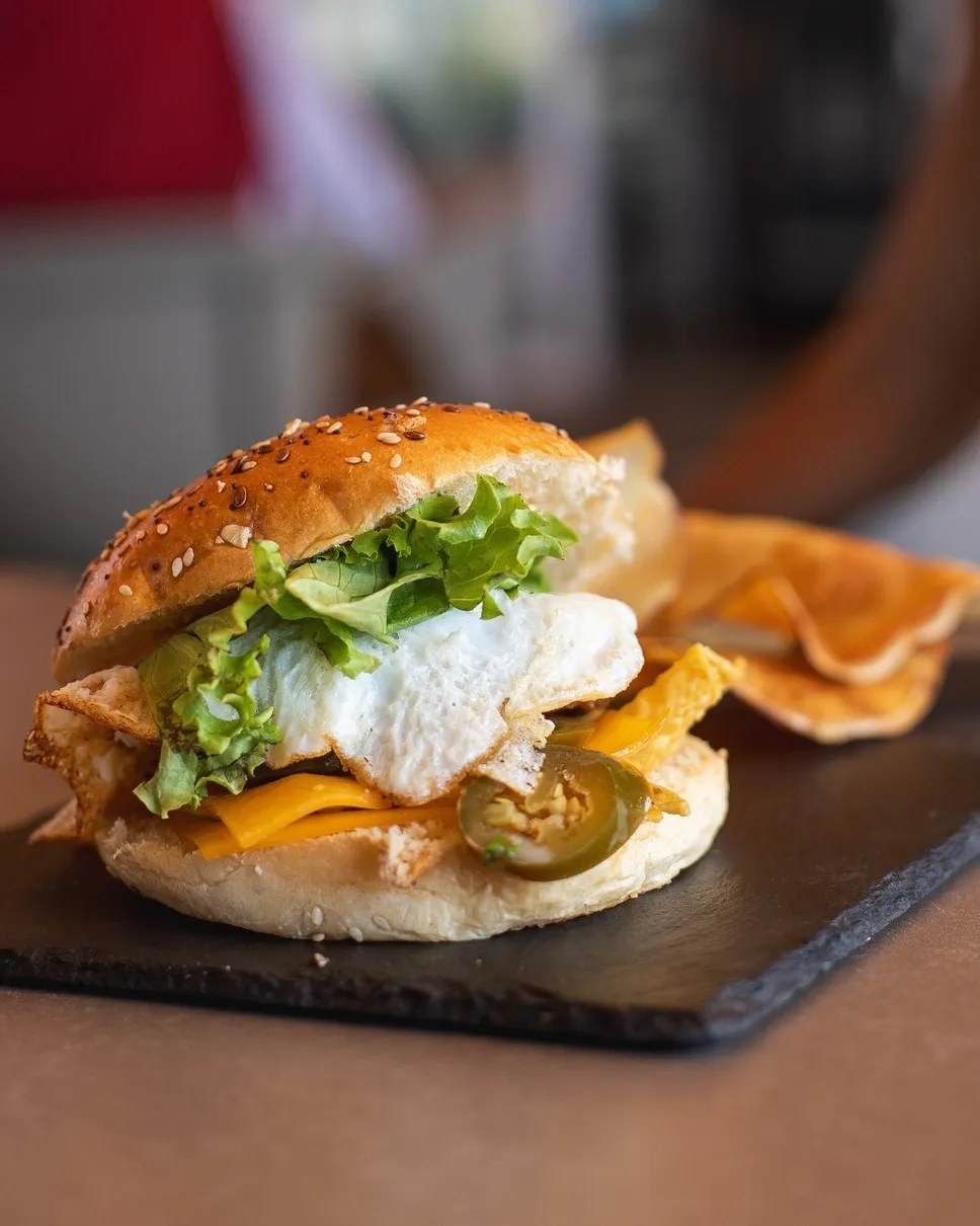 Hamburguesa doble con cebolla caramelizada