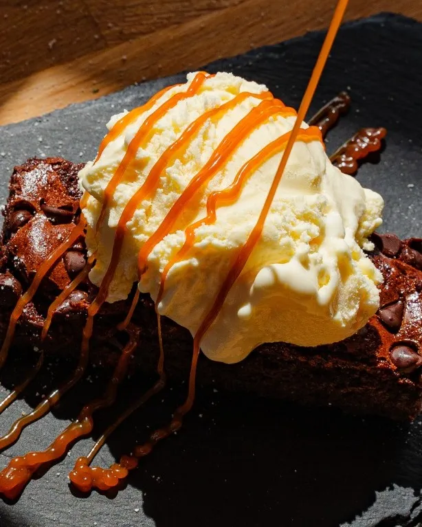 Brownie templado con helado