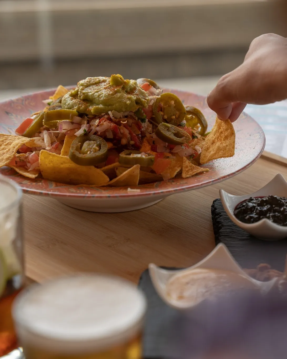 Nachos con queso fundido y guacamole