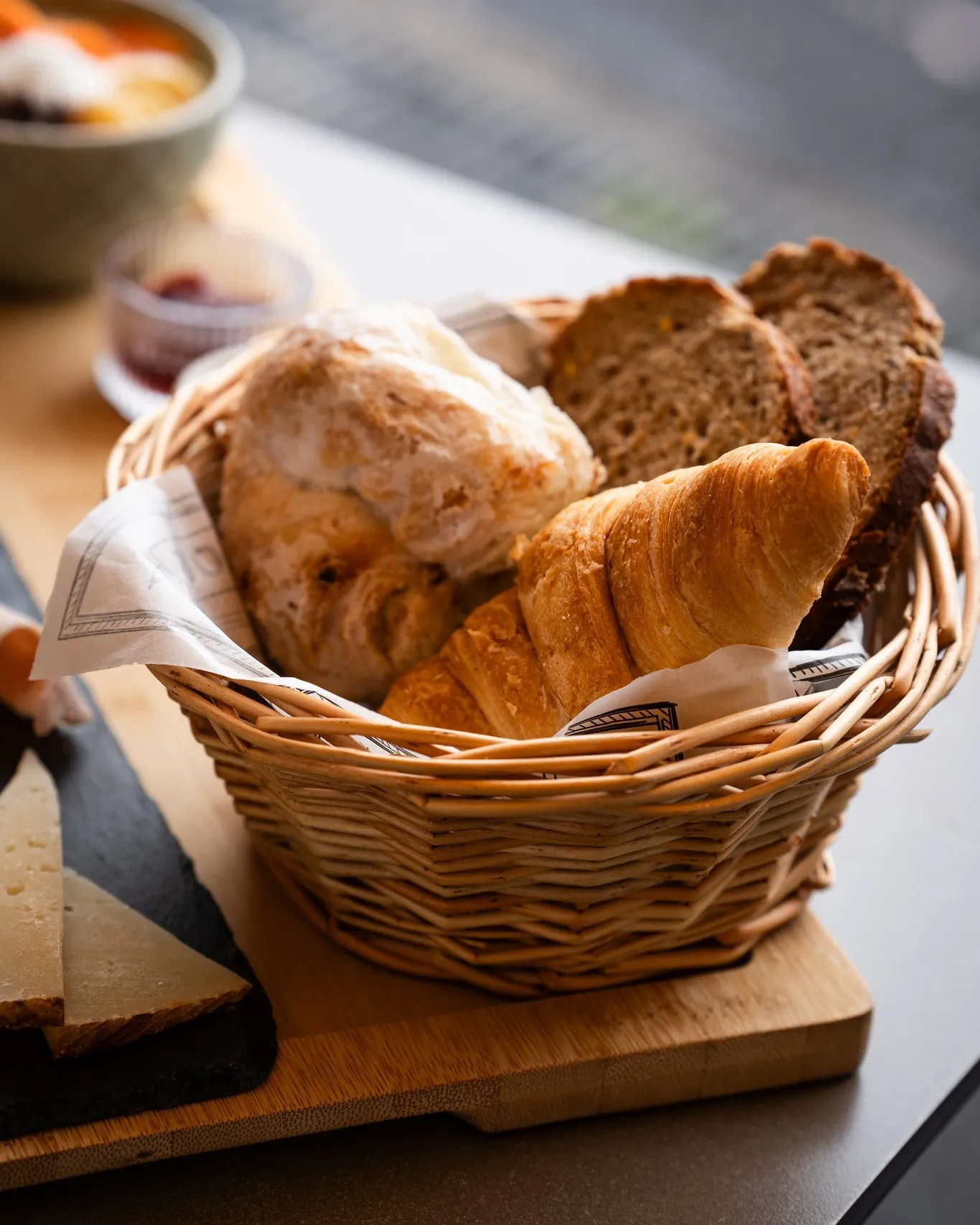 Panes artesanos y croissant recién hechos
