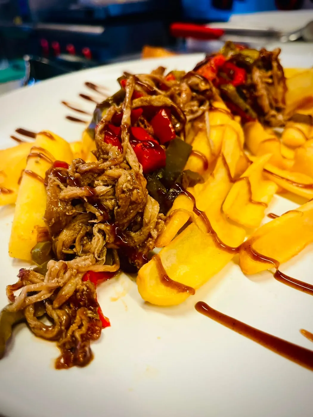 Papas locas con carne mechada, pimientos y salsa