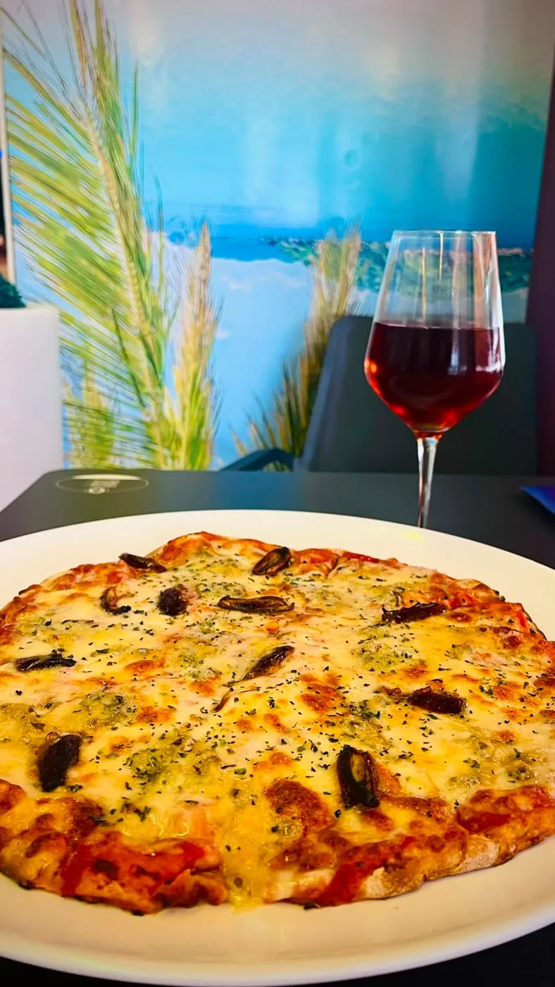 Pizza recién hecha, con la masa fina y el borde dorado