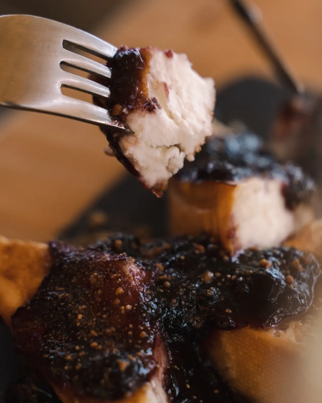 Queso asado con mermelada, servido en laja