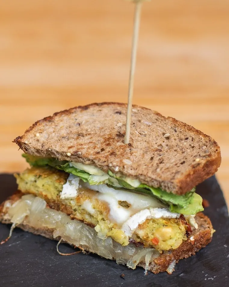 Sándwich Manuela abierto, con aguacate y huevo