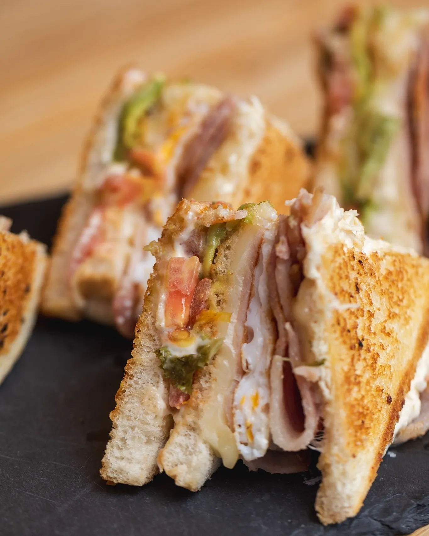 Varios sándwiches servidos para compartir
