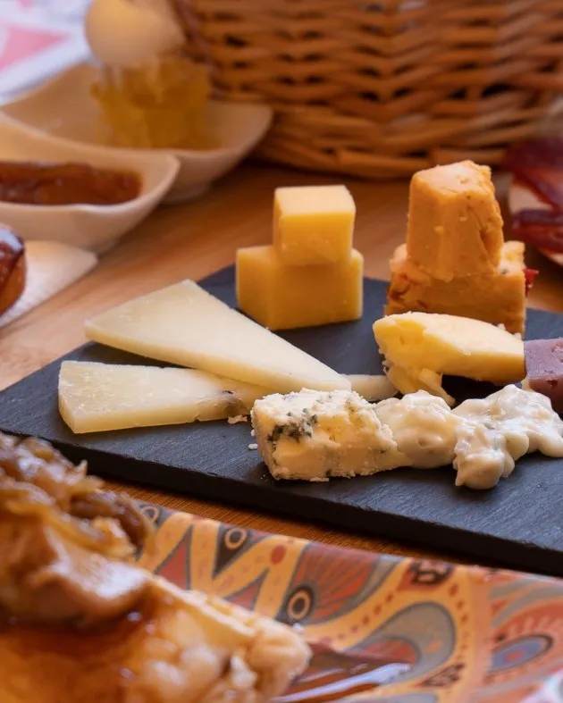 Tabla de quesos con mermelada y frutos secos