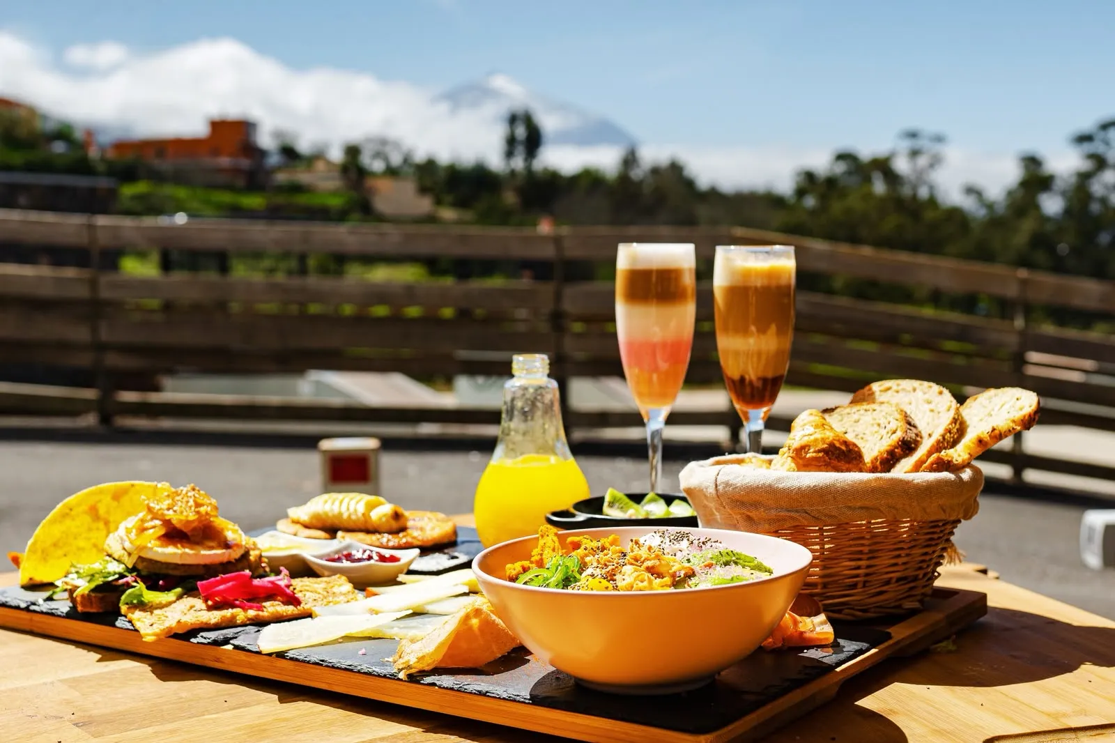 Mesa de brunch en la terraza, con el Teide al fondo