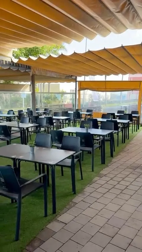 La terraza cubierta, con sus mesas puestas antes de abrir
