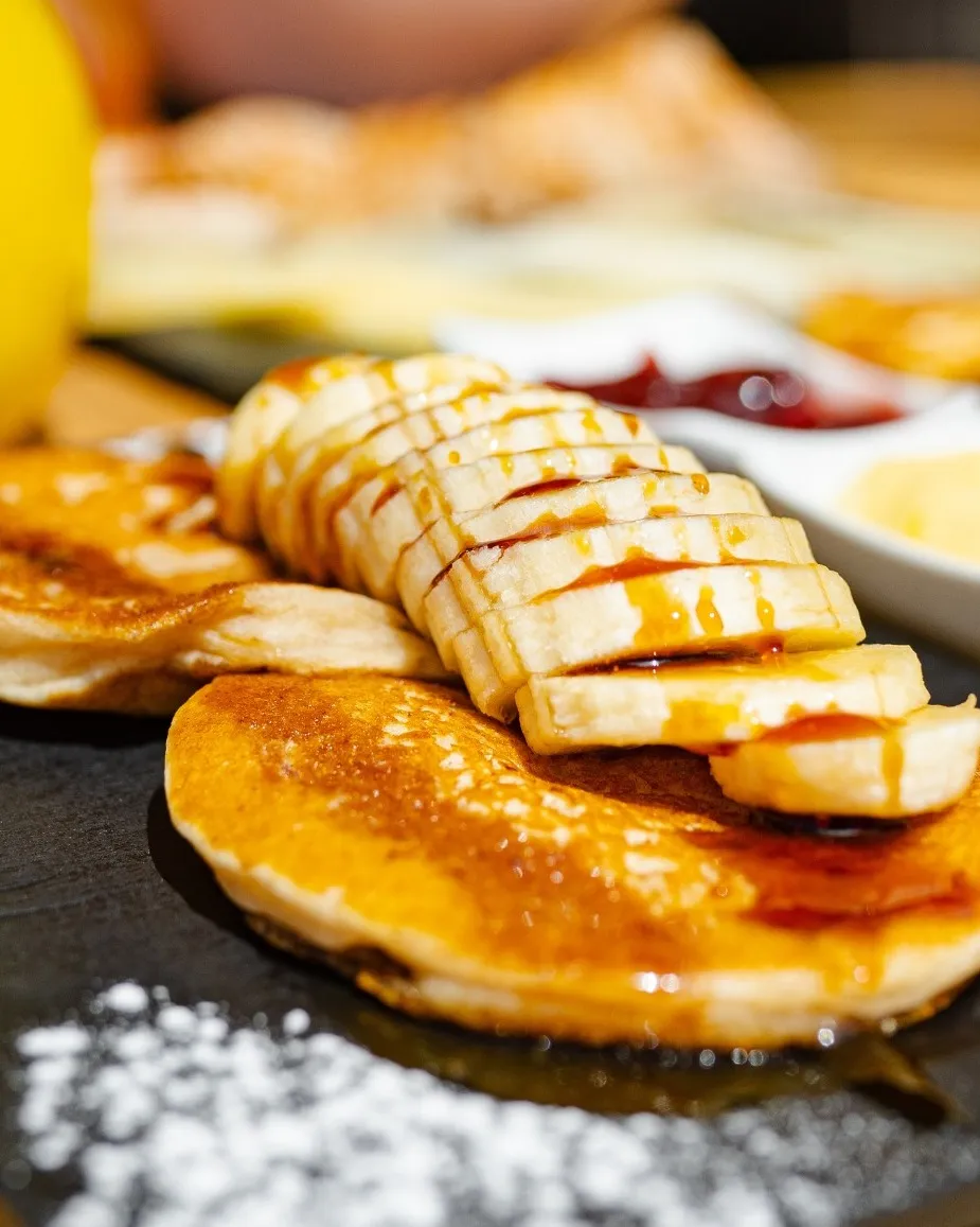 Tortitas caseras con fruta y miel de palma