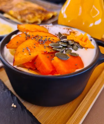 Yogur natural con fruta fresca y semillas