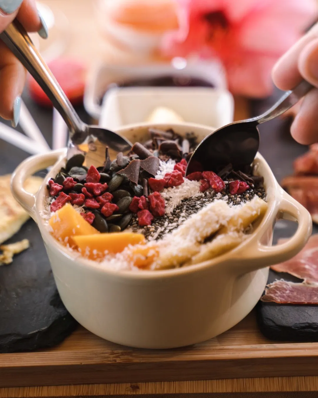 Bol de yogur con açaí y fruta