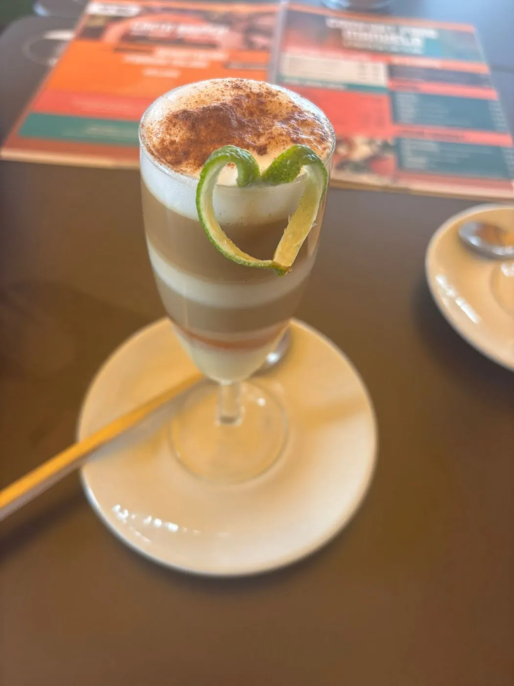 Zaperoco en la mesa, con canela por encima y una piel de lima en forma de corazón