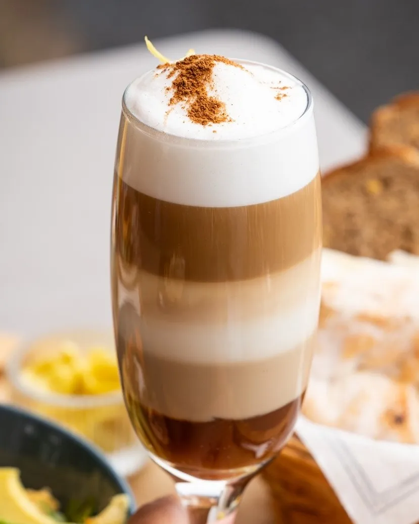 Zaperoco servido en copa, con sus capas de café, leche condensada y crema