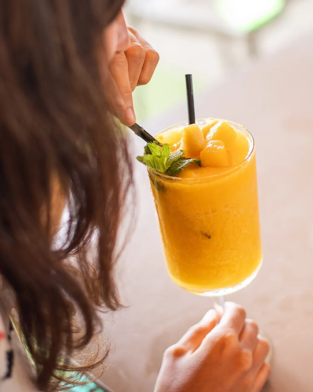 Zumo de naranja natural recién exprimido
