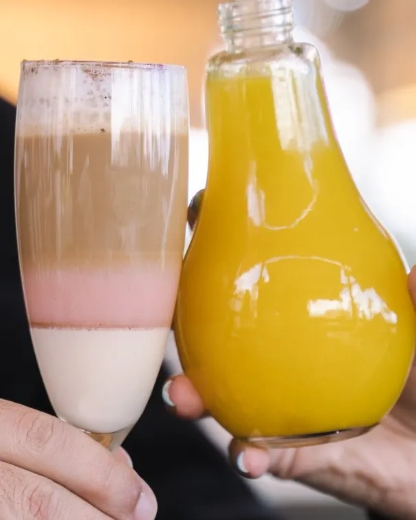 Zumo de naranja y café con leche sobre la mesa